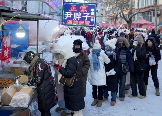 在哈爾濱紅專街早市，顧客們排起長隊購買油炸糕（1月22日攝）。新華社記者 王毓國 攝