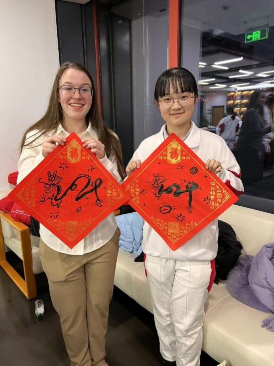 1月下旬，馬斯卡廷中學(xué)訪華代表團(tuán)學(xué)生在北京同中國(guó)青少年交流。（受訪者供圖）
