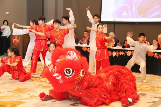 2月9日，在馬斯卡廷，中國(guó)人民大學(xué)附屬中學(xué)藝術(shù)團(tuán)學(xué)生表演中國(guó)武術(shù)。