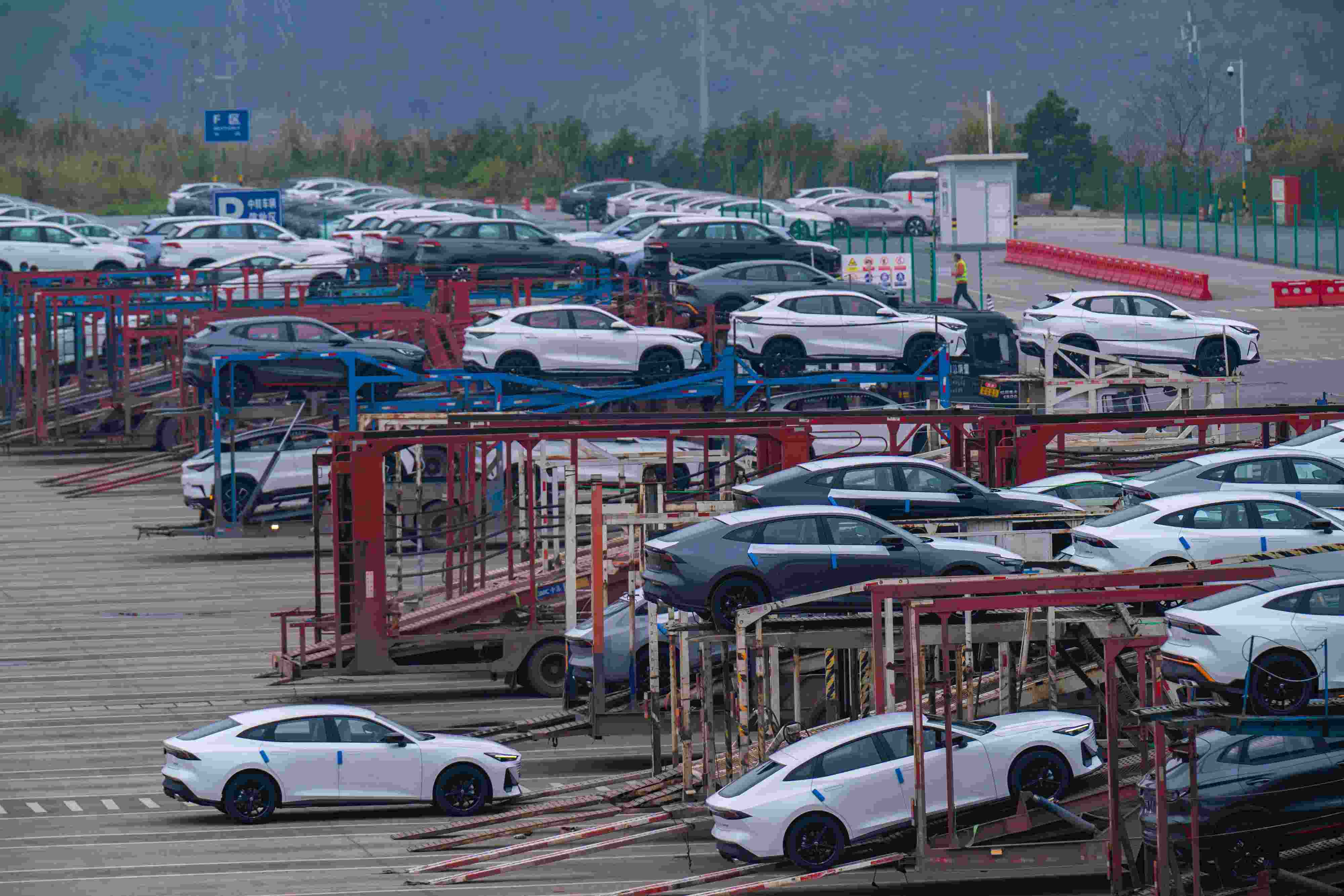 2024年2月25日，重慶江北區(qū)某汽車整車分撥中心，一排排汽車整裝待發(fā)。