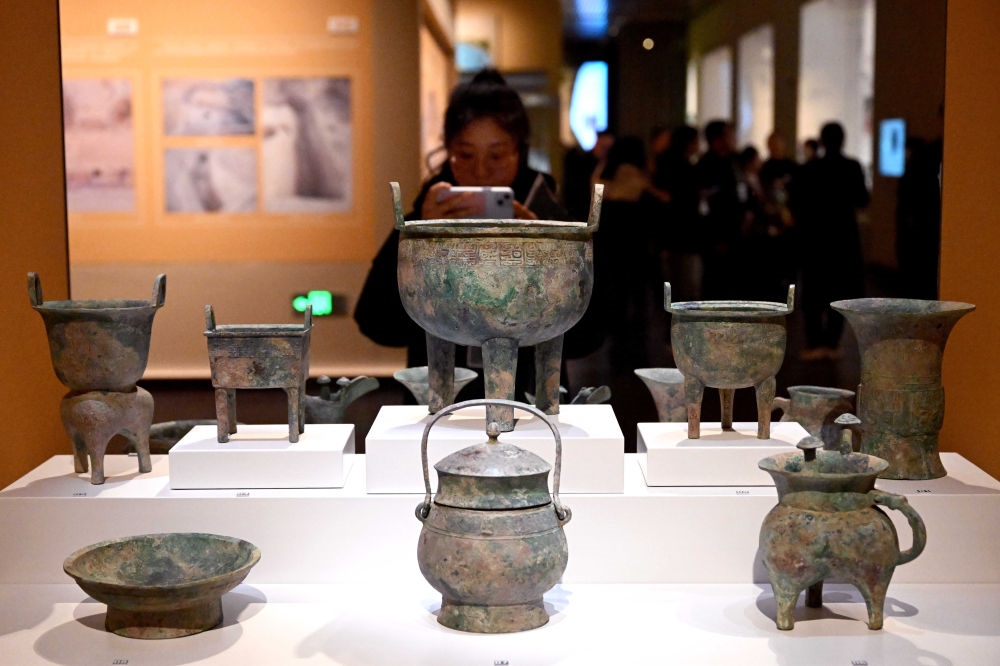 2月26日，參觀者在河南安陽殷墟博物館新館內(nèi)拍攝展品。