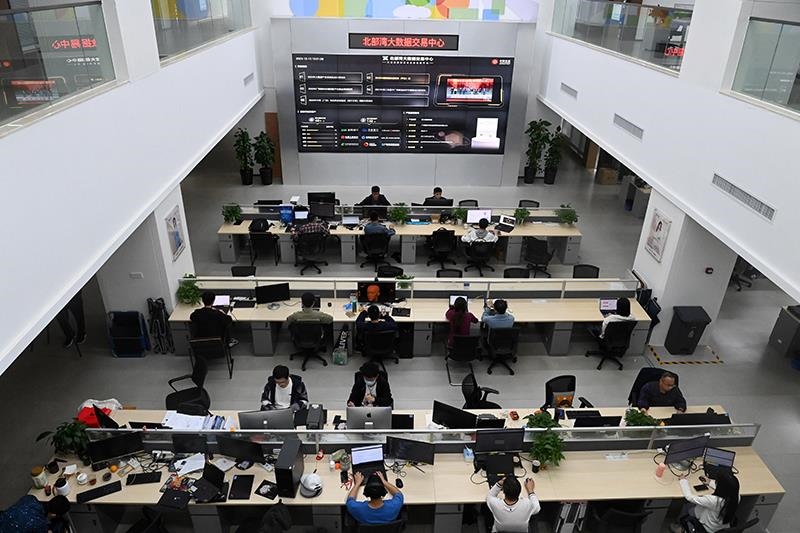 2023年12月12日，中國－東盟信息港股份有限公司員工在工作中。