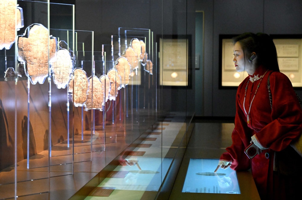 2月26日，參觀者在河南安陽殷墟博物館新館內(nèi)觀看展出的刻辭卜甲。