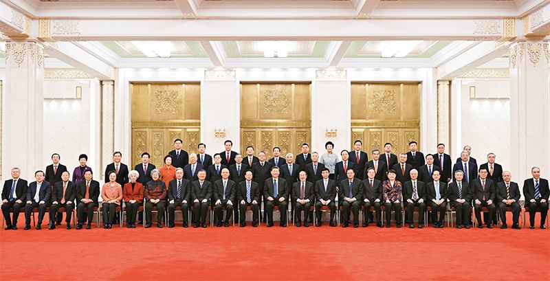 2024年2月7日，習(xí)近平、王滬寧、蔡奇、丁薛祥等在北京人民大會堂同黨外人士歡聚一堂，共迎佳節(jié)。這是習(xí)近平等同大家合影留念。 新華社記者 謝環(huán)馳/攝