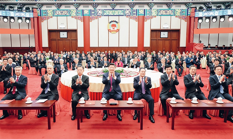 2023年12月29日，全國政協(xié)在北京舉行新年茶話會。黨和國家領(lǐng)導(dǎo)人習(xí)近平、李強(qiáng)、趙樂際、王滬寧、蔡奇、丁薛祥、李希、韓正出席茶話會并觀看演出。 新華社記者 鞠鵬/攝