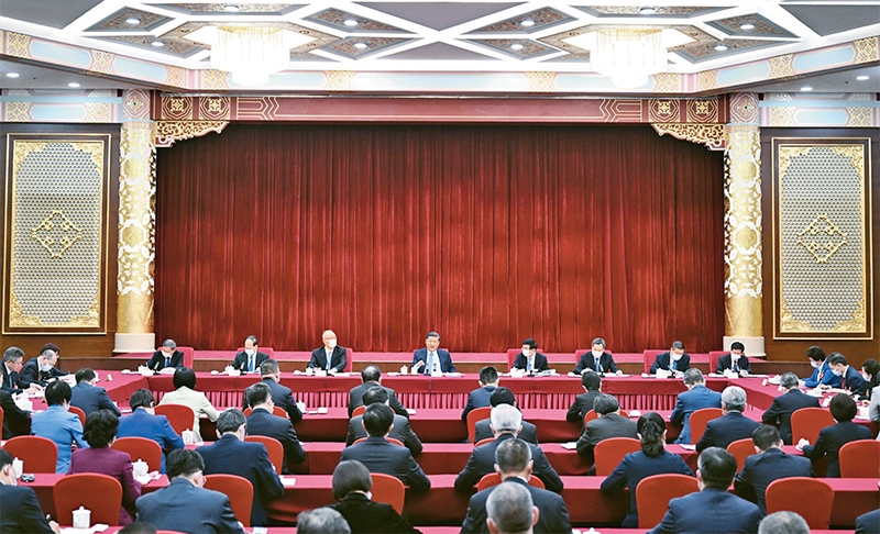 2023年3月6日，中共中央總書記、國家主席、中央軍委主席習(xí)近平看望參加全國政協(xié)十四屆一次會議的民建、工商聯(lián)界委員，并參加聯(lián)組會，聽取意見和建議。中共中央政治局常委、全國政協(xié)十四屆一次會議主席團(tuán)會議主持人王滬寧，中共中央政治局常委蔡奇、丁薛祥參加看望和討論。 新華社記者 謝環(huán)馳/攝