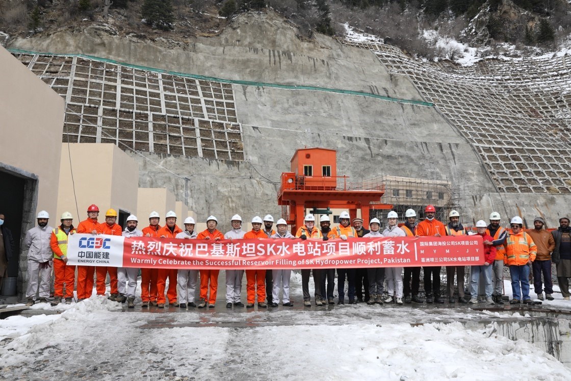 中巴建設(shè)者共同慶祝蘇吉吉納里水電站順利啟動(dòng)蓄水工作。中國(guó)能建葛洲壩集團(tuán)供圖