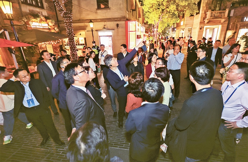 2023年4月18日，全國無黨派人士考察團來到位于上海市黃浦區(qū)的上海新天地開放式街區(qū)考察夜經(jīng)濟。 新華社記者 王翔/攝