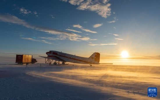 2月5日，“雪鷹601”停靠在南極中山冰雪機場。新華社發(fā)（裴文悅攝）