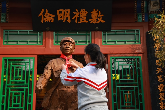 “追尋雷鋒足跡 弘揚(yáng)志愿精神”學(xué)雷鋒主題教育活動(dòng)。學(xué)校供圖
