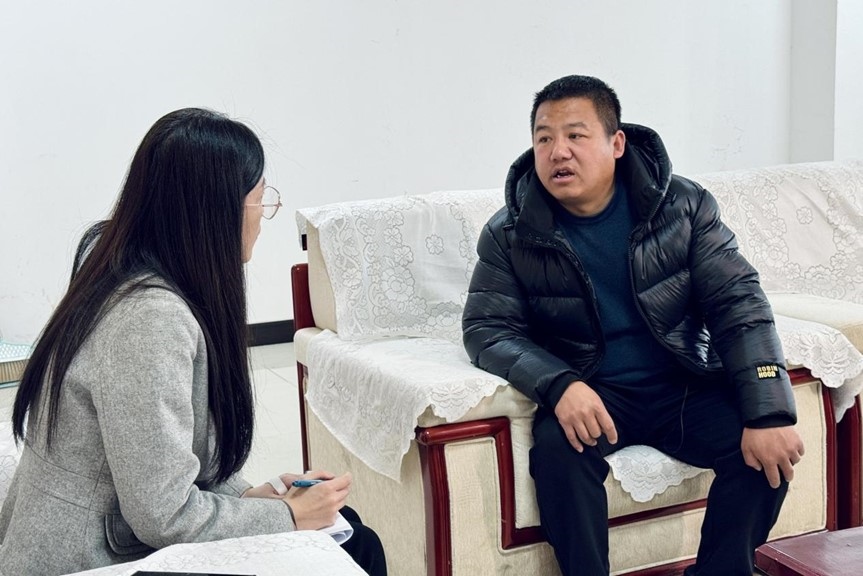 人民網(wǎng)記者采訪“在水一方”小區(qū)住戶。人民網(wǎng) 高清揚攝