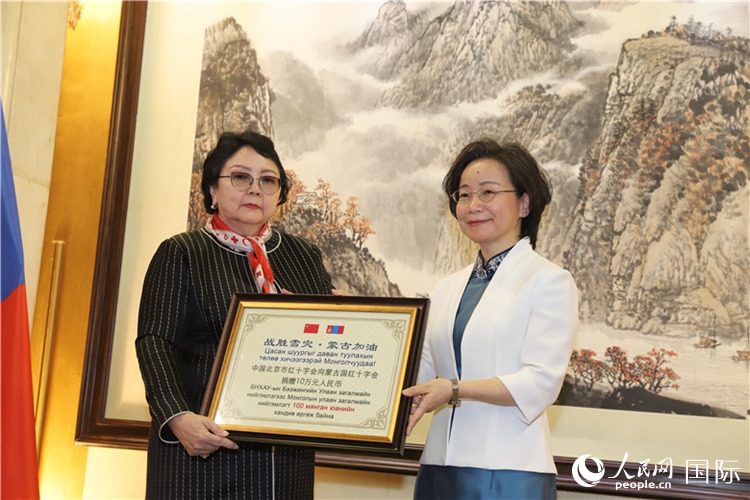 沈大使向寶勞爾瑪（左）秘書長轉交捐款。人民網(wǎng)記者 霍文攝