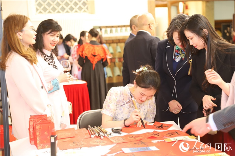 現(xiàn)場書法體驗。人民網(wǎng)記者 霍文攝