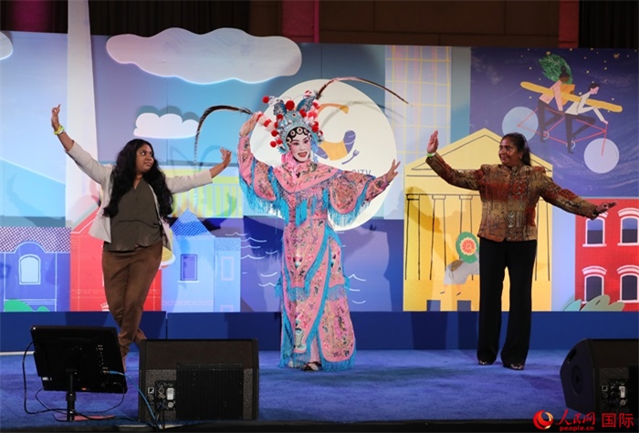 當(dāng)?shù)厝A人京劇社團(tuán)的青年演員現(xiàn)場(chǎng)表演京劇選段，并與現(xiàn)場(chǎng)觀眾近距離互動(dòng)。人民網(wǎng)記者 李志偉攝