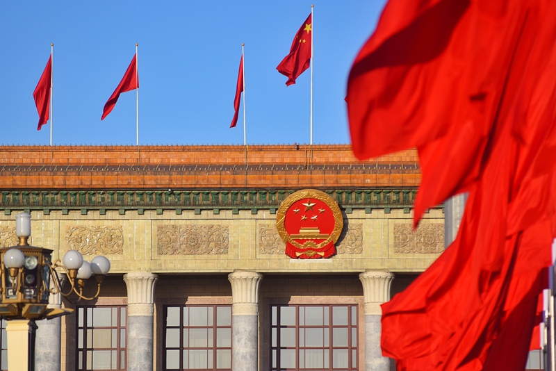 2024年3月8日，北京上空現(xiàn)“兩會(huì)藍(lán)”，人民大會(huì)堂前紅旗飄揚(yáng)。