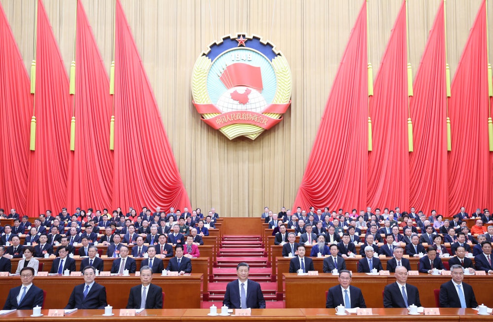 3月4日下午，中國人民政治協(xié)商會議第十四屆全國委員會第二次會議在北京人民大會堂開幕。這是習近平、李強、趙樂際、蔡奇、丁薛祥、李希、韓正在主席臺就座。王滬寧代表政協(xié)第十四屆全國委員會常務(wù)委員會，向大會報告工作。