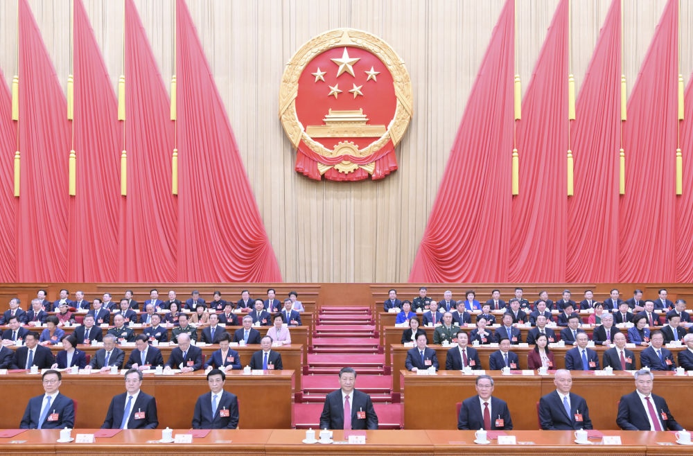 3月11日，第十四屆全國人民代表大會第二次會議在北京人民大會堂閉幕。黨和國家領(lǐng)導人習近平、李強、王滬寧、蔡奇、丁薛祥、李希、韓正等在主席臺就座。趙樂際主持閉幕會。
