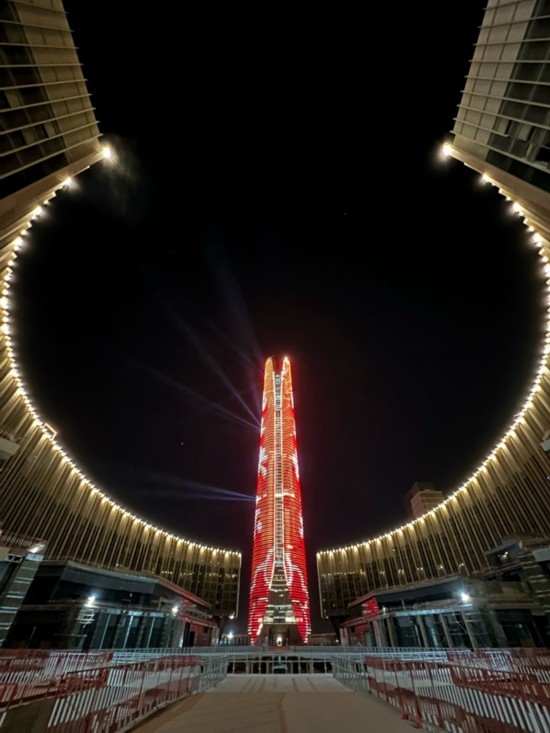  2024年2月9日，埃及開羅以東建設(shè)中的埃及新行政首都中央商務(wù)區(qū)項(xiàng)目上演燈光秀，迎接龍年春節(jié)。新華社發(fā)（黎炳宏攝）