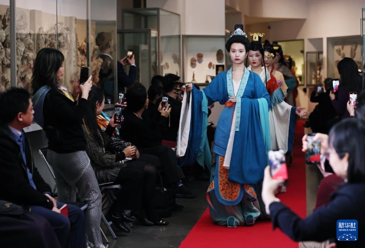 3月13日，在位于法國巴黎的吉美國立亞洲藝術博物館，模特展示敦煌復原服飾。新華社記者 高靜 攝