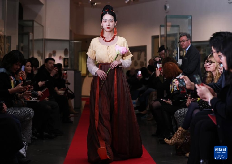 3月13日，在位于法國巴黎的吉美國立亞洲藝術博物館，模特展示敦煌復原服飾。新華社記者 高靜 攝