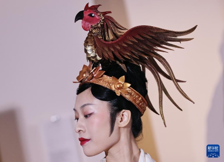 3月13日，在位于法國巴黎的吉美國立亞洲藝術博物館，模特展示敦煌復原服飾。新華社記者 高靜 攝