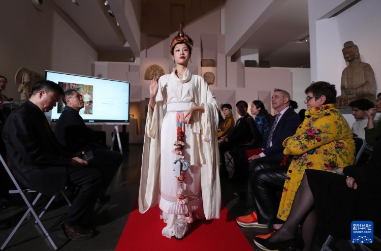 3月13日，在位于法國巴黎的吉美國立亞洲藝術博物館，模特展示敦煌復原服飾。新華社記者 高靜 攝
