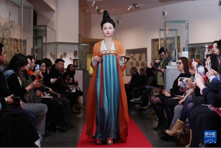 3月13日，在位于法國巴黎的吉美國立亞洲藝術博物館，模特展示敦煌復原服飾。新華社記者 高靜 攝