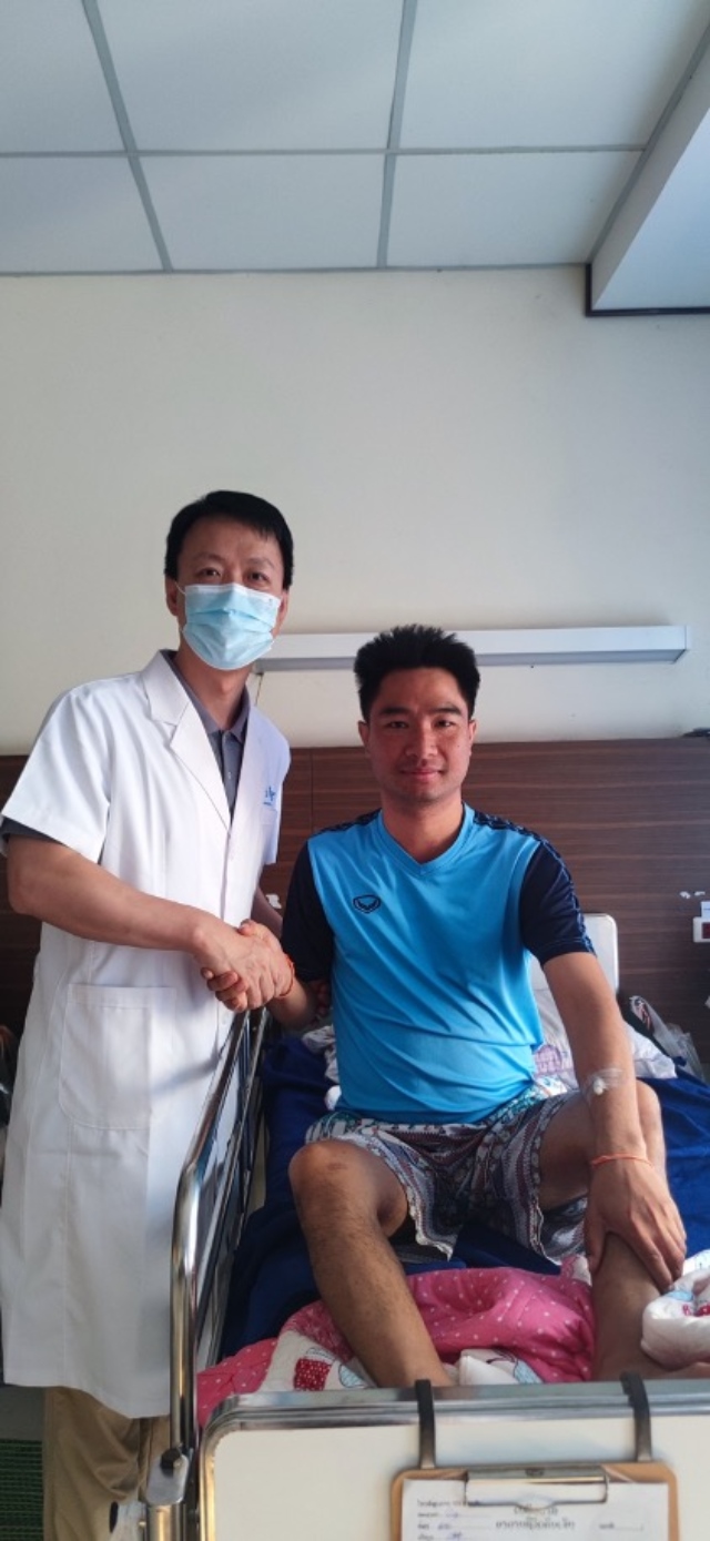 李凱教授與術(shù)后康復的患者合影。中國駐老撾大使館供圖