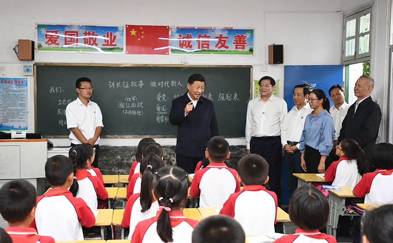 2020年9月16日，習(xí)近平總書記在湖南省郴州市汝城縣文明瑤族鄉(xiāng)第一片小學(xué)，同正在上思政課的同學(xué)們親切交流。
