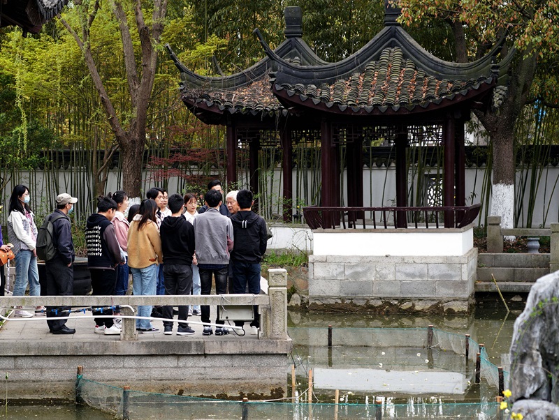 2021年3月30日，在上海交通大學(xué)南蘇園的“微型洱?！迸?，孔海南教授為學(xué)生們打造“沉浸式”思政課。