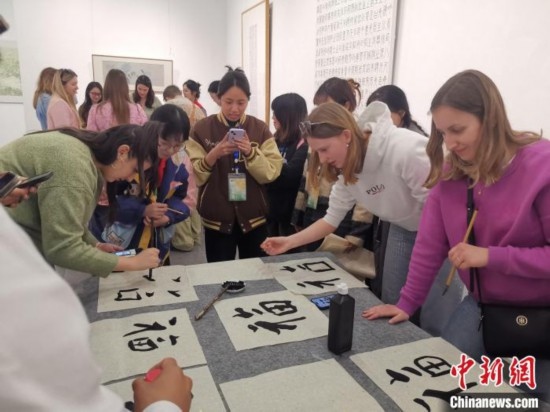 比利時學(xué)生體驗(yàn)書法。杭州師范大學(xué)供圖