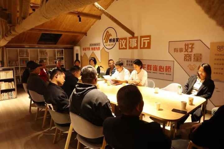 △浙江金華武義縣后陳村“鄰舍家”協(xié)商議事會討論舊村改造事宜。