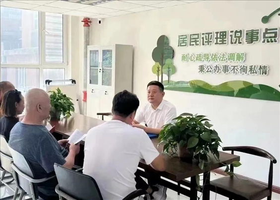 村（居）民評理說事點(diǎn)調(diào)解矛盾糾紛。遼寧省司法廳供圖