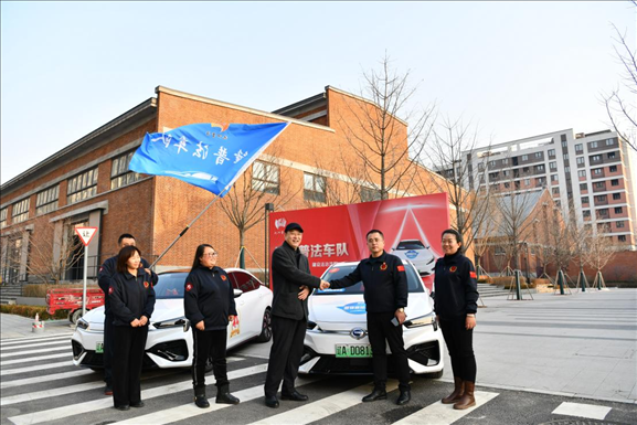 沈陽“憲法宣傳周”啟動(dòng)儀式上雷鋒車隊(duì)照片。遼寧省司法廳供圖
