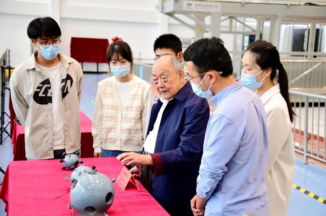 楊士莪院士在實(shí)驗(yàn)室指導(dǎo)學(xué)生。哈爾濱工程大學(xué)供圖