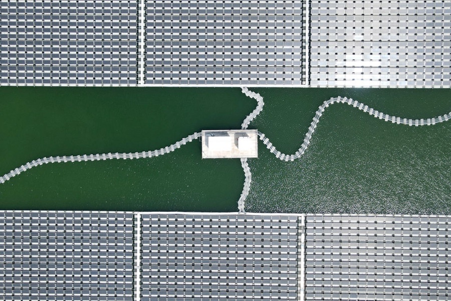 2022年8月25日拍攝的潁上縣毛圩水上光伏電站（無人機(jī)照片）。近年來，安徽省阜陽市潁上縣古城鎮(zhèn)積極推進(jìn)采煤沉陷區(qū)治理工作，將昔日的采煤沉陷區(qū)建設(shè)成水上光伏電站，既減少占用土地面積，又能生產(chǎn)清潔能源。