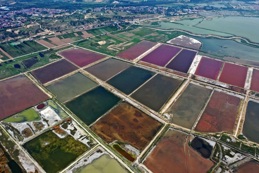 這是2023年7月11日拍攝的山西運(yùn)城鹽湖一角（無人機(jī)照片）。按照“生態(tài)優(yōu)先、保護(hù)為主、適度開發(fā)”的原則，2020年9月，運(yùn)城市全面停止鹽湖范圍內(nèi)的工業(yè)生產(chǎn)活動。近年來，千年鹽湖正在向生態(tài)保護(hù)、風(fēng)貌重塑、產(chǎn)業(yè)轉(zhuǎn)型、全域旅游的“綠色發(fā)展”轉(zhuǎn)變。