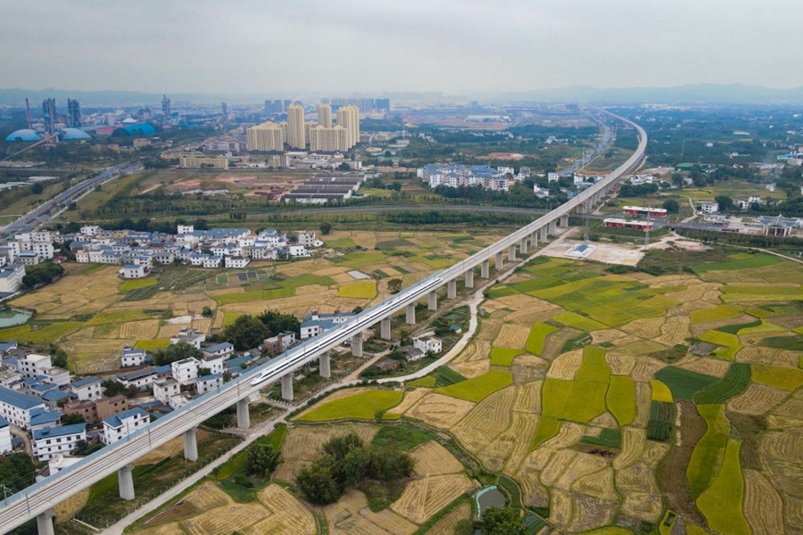 2021年10月14日，聯(lián)調(diào)聯(lián)試列車經(jīng)過贛深高鐵信豐特大橋（無人機(jī)照片）。2021年12月10日，連通贛南革命老區(qū)與深圳經(jīng)濟(jì)特區(qū)的贛深高鐵正式開通運(yùn)營，江西與粵港澳大灣區(qū)間形成快速客運(yùn)通道。