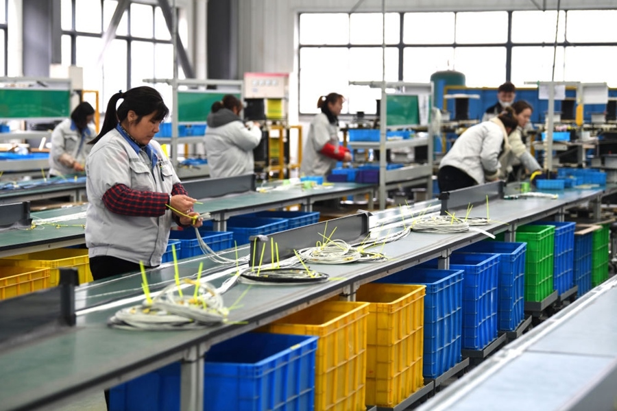 2022年2月16日，工作人員在安徽省滁州市汊河軌道交通裝備產(chǎn)業(yè)園的一家軌道交通裝備企業(yè)生產(chǎn)線上忙碌。安徽省滁州市來安縣汊河鎮(zhèn)地處皖蘇交界，緊鄰南京市江北新區(qū)。近年來，來安縣成為承接南京產(chǎn)業(yè)轉(zhuǎn)移的前沿陣地，汊河這個曾經(jīng)的傳統(tǒng)農(nóng)業(yè)小鎮(zhèn)緊抓機(jī)遇，開始深度融入長三角，參與產(chǎn)業(yè)協(xié)作分工。產(chǎn)業(yè)園吸引了越來越多長三角地區(qū)軌道交通企業(yè)入駐，形成了鐵路客車、城際軌道零部件研發(fā)、生產(chǎn)、銷售的產(chǎn)業(yè)集群。
