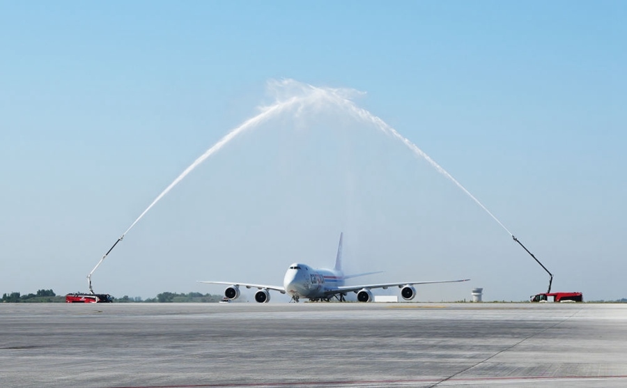 2023年6月14日，盧森堡國際貨運(yùn)航空公司的B747－8F全貨機(jī)抵達(dá)鄭州。鄭州—盧森堡“空中絲綢之路”貨運(yùn)量累計(jì)突破100萬噸。