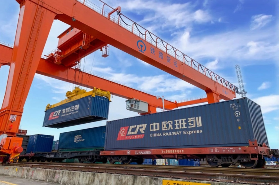 2022年4月29日，在鐵路合肥北站物流基地集裝箱作業(yè)區(qū)，龍門吊吊裝準(zhǔn)備發(fā)運(yùn)的中歐班列集裝箱。