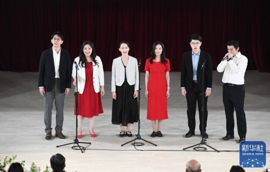 3月21日，國家開發(fā)銀行阿卡貝拉合唱團在音樂會上演出。新華社記者 任超 攝