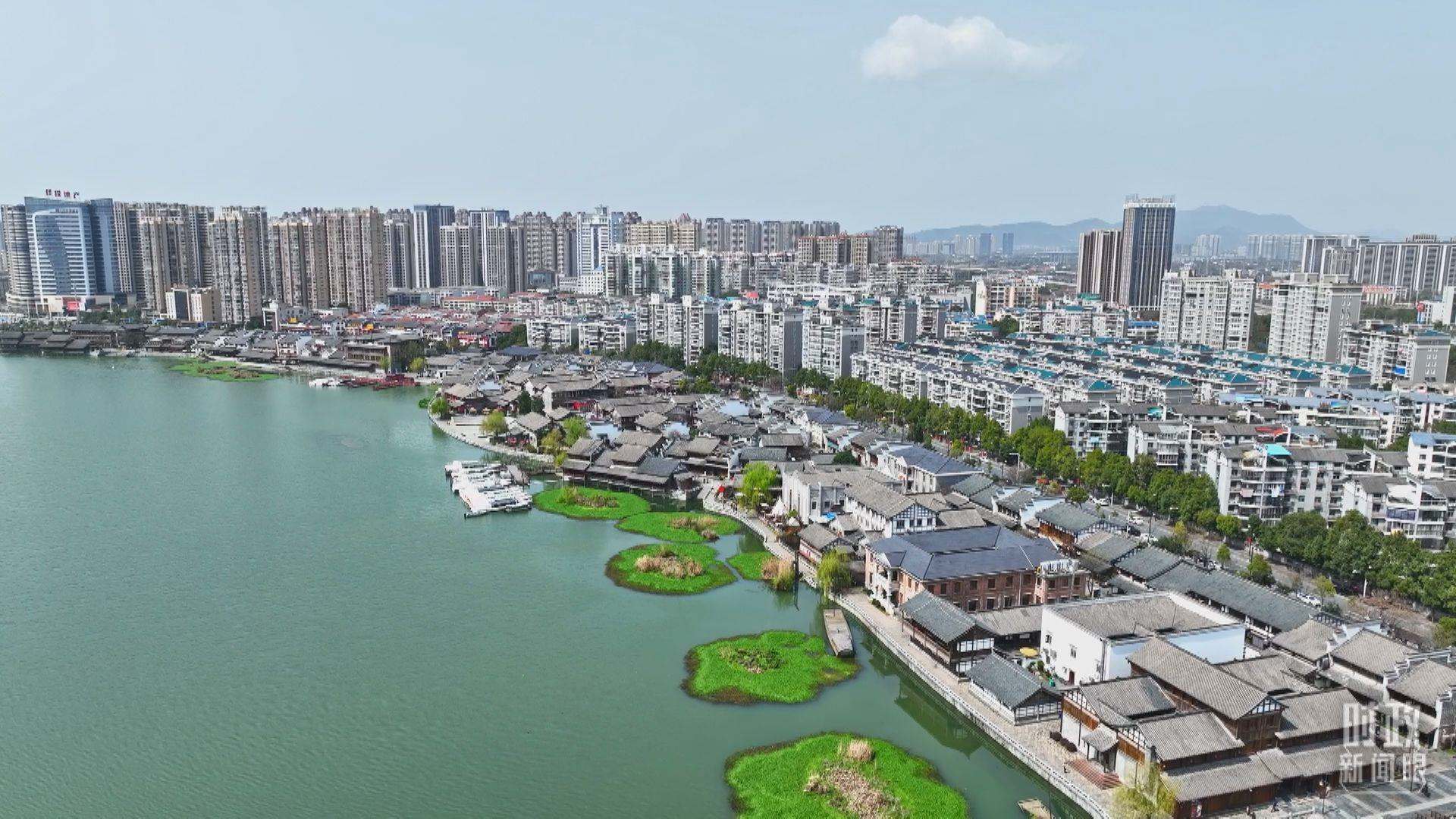 △沅江江畔，常德河街與現(xiàn)代建筑交相輝映。（總臺央視記者范凱拍攝）