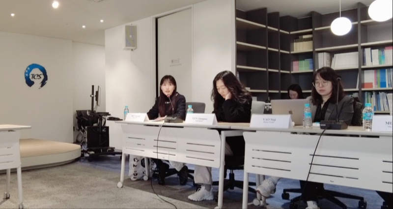 記者（左一）在交流活動(dòng)上，以加強(qiáng)中日韓三國(guó)經(jīng)濟(jì)合作、增進(jìn)三國(guó)民眾相互理解為主題發(fā)表演講。權(quán)小星攝