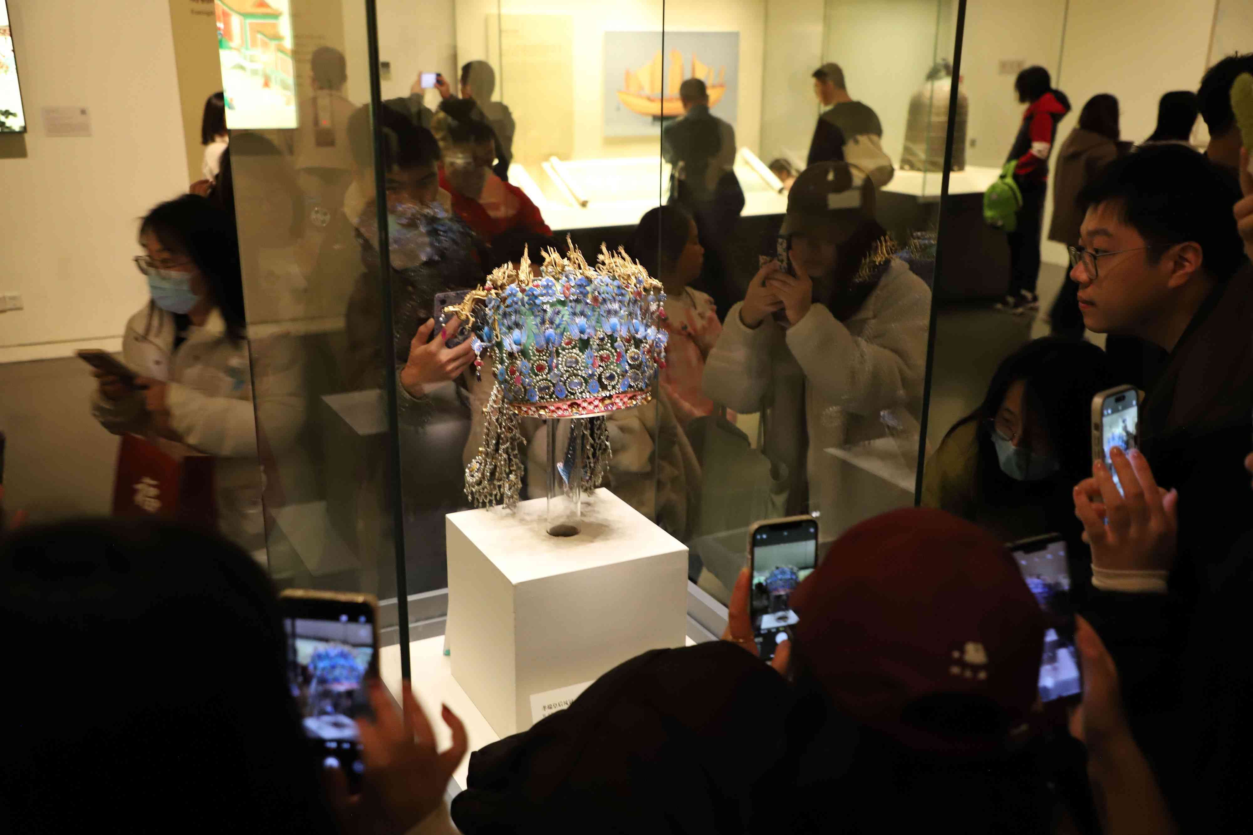 △ 2024年3月9日，北京，中國國家博物館，來自天南海北的游客在參觀藏品。