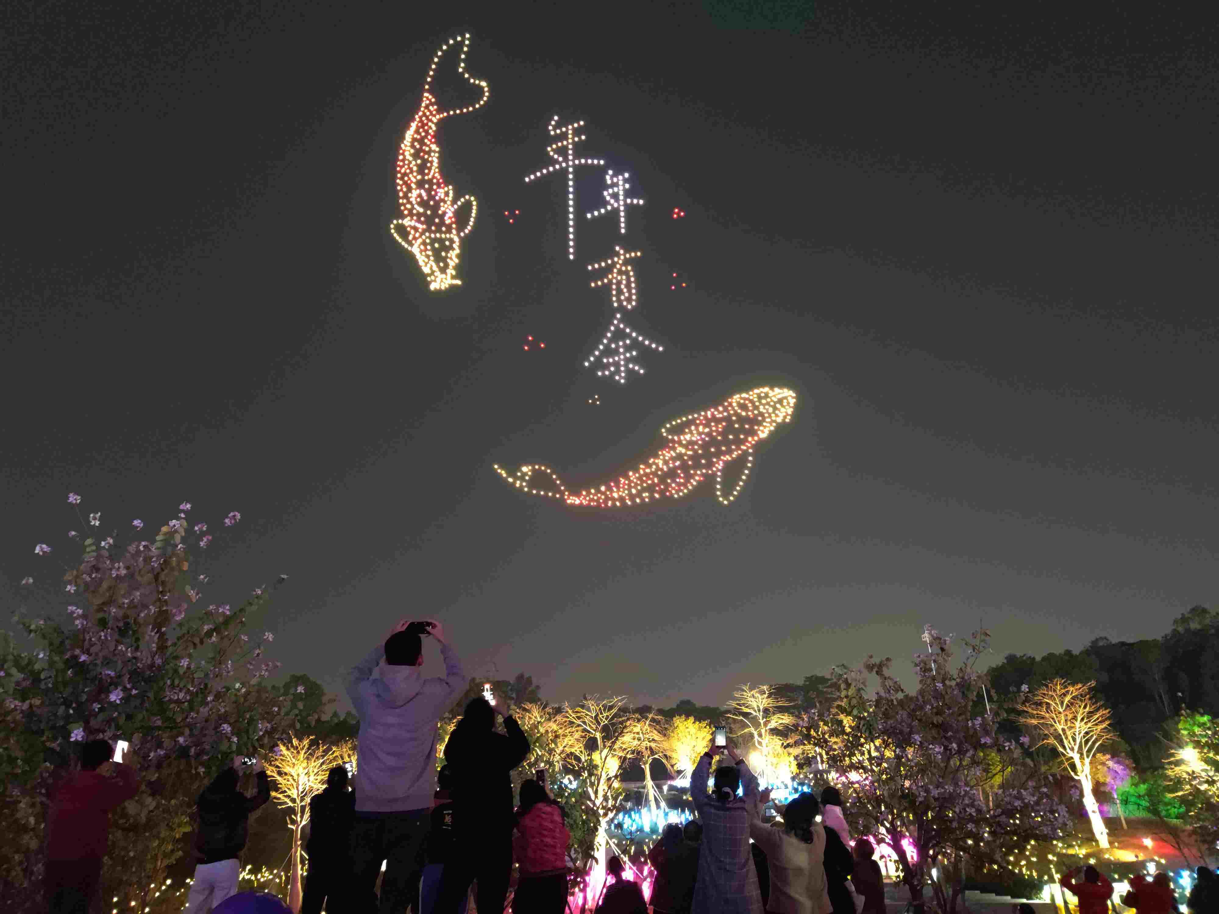 △ 2024年2月10日，深圳北站中心公園，春節(jié)主題無人機燈光秀引來眾多游客駐足觀看。