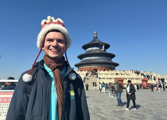 3月20日，德國游客馬克西米利安在北京天壇公園參觀游覽。新華社記者 楊淑君 攝