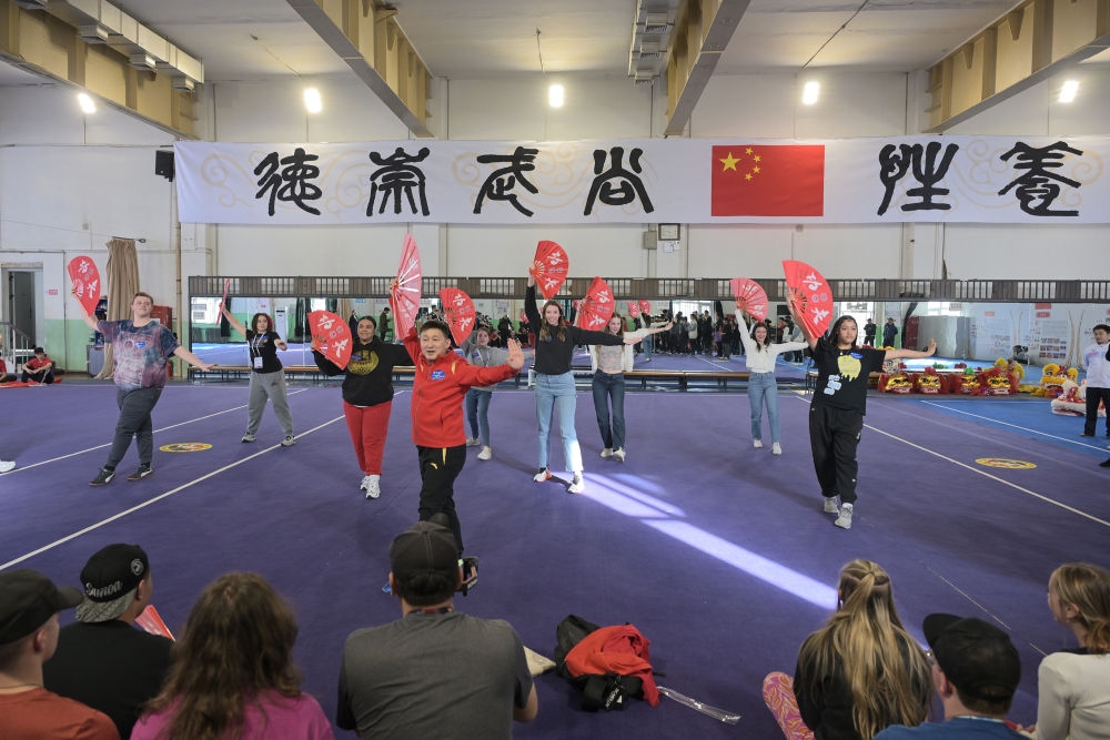 3月19日，美國(guó)華盛頓州中學(xué)生代表團(tuán)的成員在首都體育學(xué)院體驗(yàn)功夫扇。新華社記者 李鑫 攝