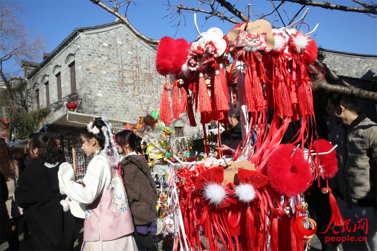 游客身著傳統(tǒng)服飾游南京老門東歷史文化街區(qū)。人民網(wǎng)記者 劉微攝