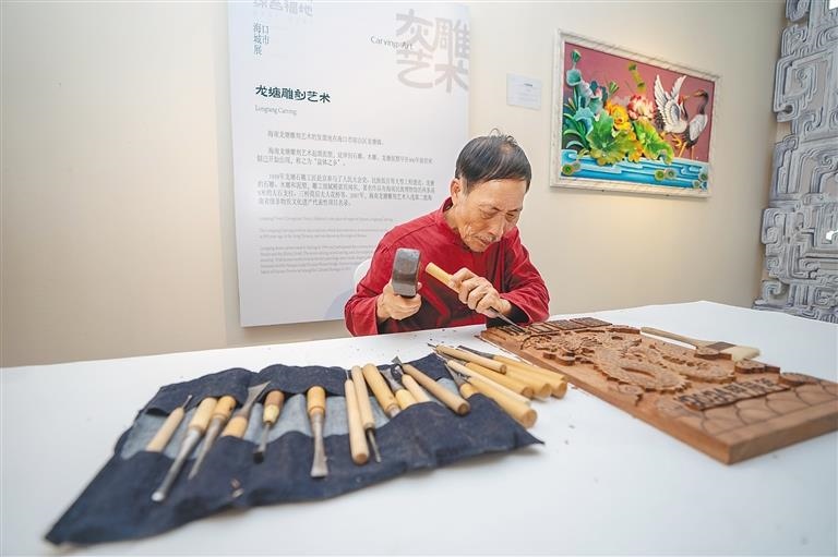 △2024年3月25日，在博鰲東嶼島文化公園海口城市展現(xiàn)場(chǎng)，非遺傳承人展演龍?zhí)恋窨趟囆g(shù)。